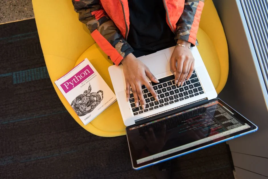 Un designer concentré travaille sur un projet centré sur l’utilisateur dans un environnement de bureau moderne.